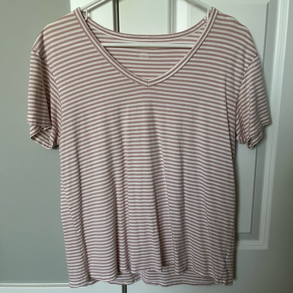 american eagle women’s v neck tee